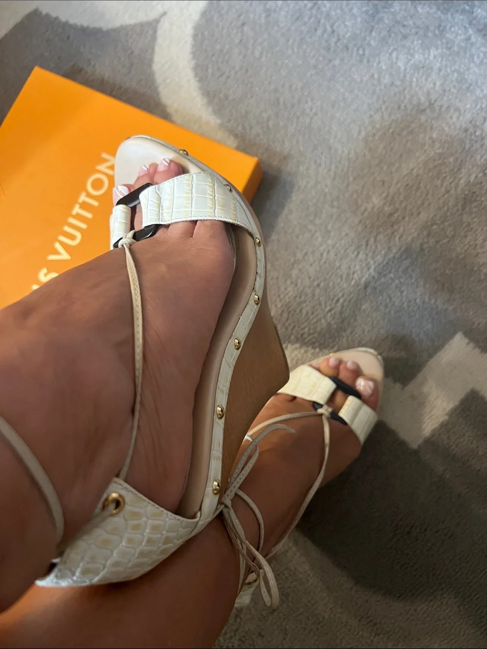 bebe elegant beige